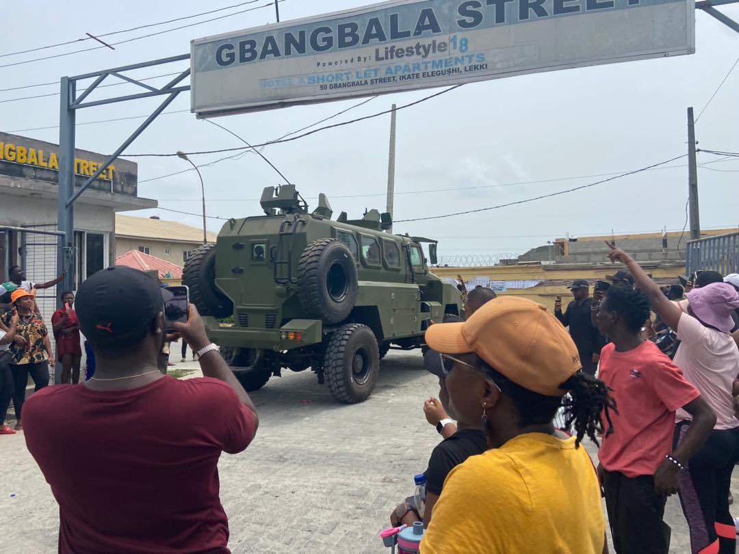 ayomairoese's tweet photo. Army presence in Ikate Elegushi 

Voting to resume 

#NoIntimidation 
#NoVoterSuppression 

#NigeriaDecides2023 https://t.co/BLyw5DTQVn