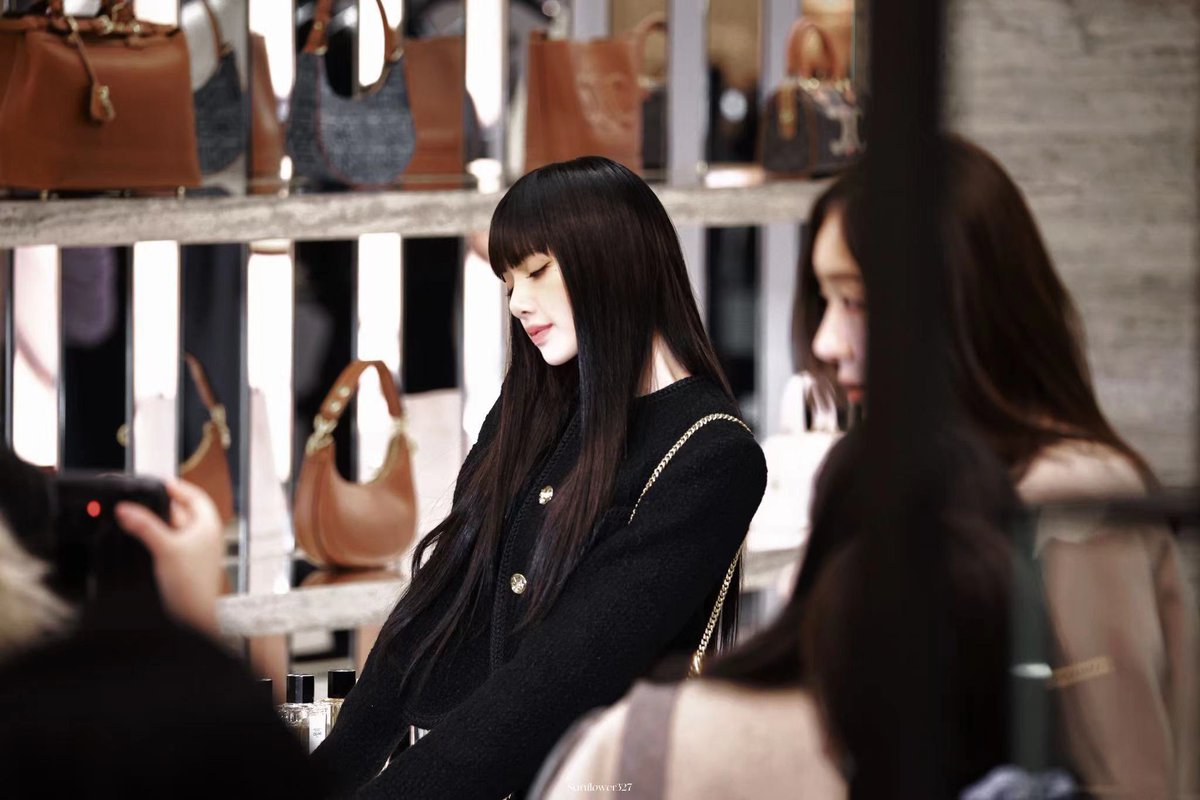 230224 CELINE HQ 

🍂🍂

#LISA  #리사 #블랙핑크 #BLACKPINK #LISAxCeline #CELINE