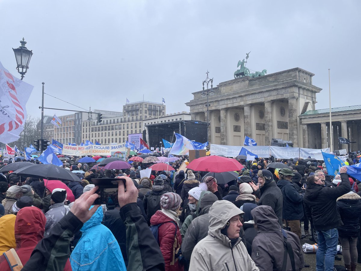 JohannesVarwick's tweet image. Brandenburger Tor, Berlin, 25.2.2023: für Spurwechsel im Krieg gegen die Ukraine.