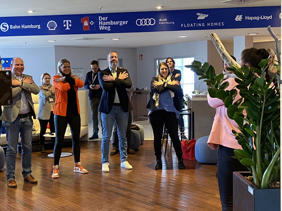 ⁦<a href="/ninatoller/">Nina Toller ∙ NRW</a>⁩ lässt die Puppen tanzen! In diesem Falle ⁦<a href="/MichaPallesche/">Micha Pallesche</a>⁩ ⁦<a href="/belden_trixi/">Maria Kruse • NDS</a>⁩ ⁦<a href="/SilkeWSH/">Silke Müller</a>⁩ #fobi23 ⁦<a href="/cornelsenverlag/">Cornelsen</a>⁩