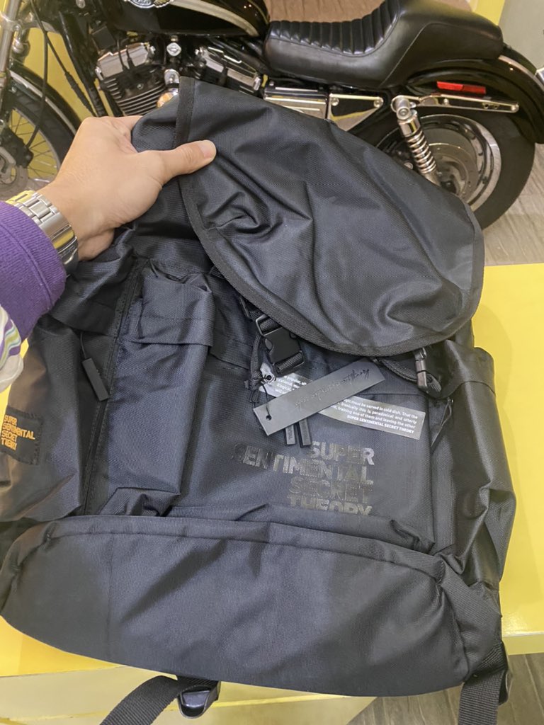 Bangkelah, nemu tas bagus harga 200rebuan, begitu dicek, brand ssst dari bandung (super sentimental theory)

Ini ketika saya co , begitu dateng gokil, material, detail, ga ngira aja harganya 200rebuan wahahaha