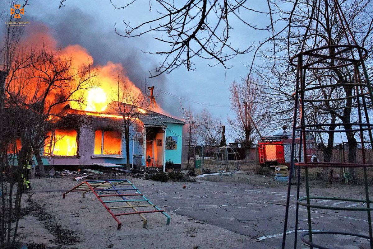 nexta_tv's tweet photo. Images of the aftermath of yesterday's shelling of a kindergarten in #Kherson. https://t.co/r1KKv1PlQ7