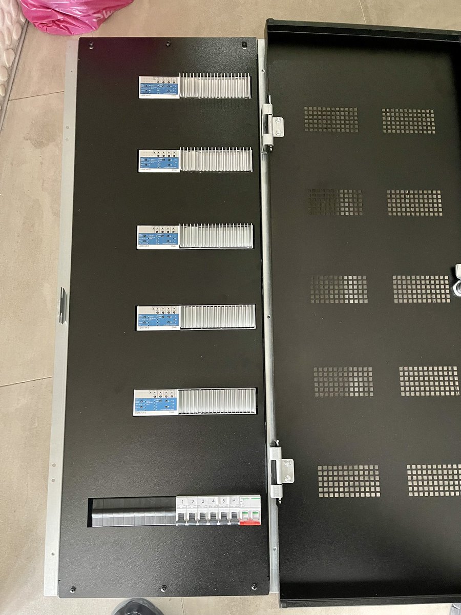 Out with old Lutron Grafik eye and in with new Lutron Homeworks rig! #smartlighting #smarthome <a href="/Lutron_EU/">Lutron Europe</a> <a href="/Control4/">Control4</a> Let’s strip it all now…