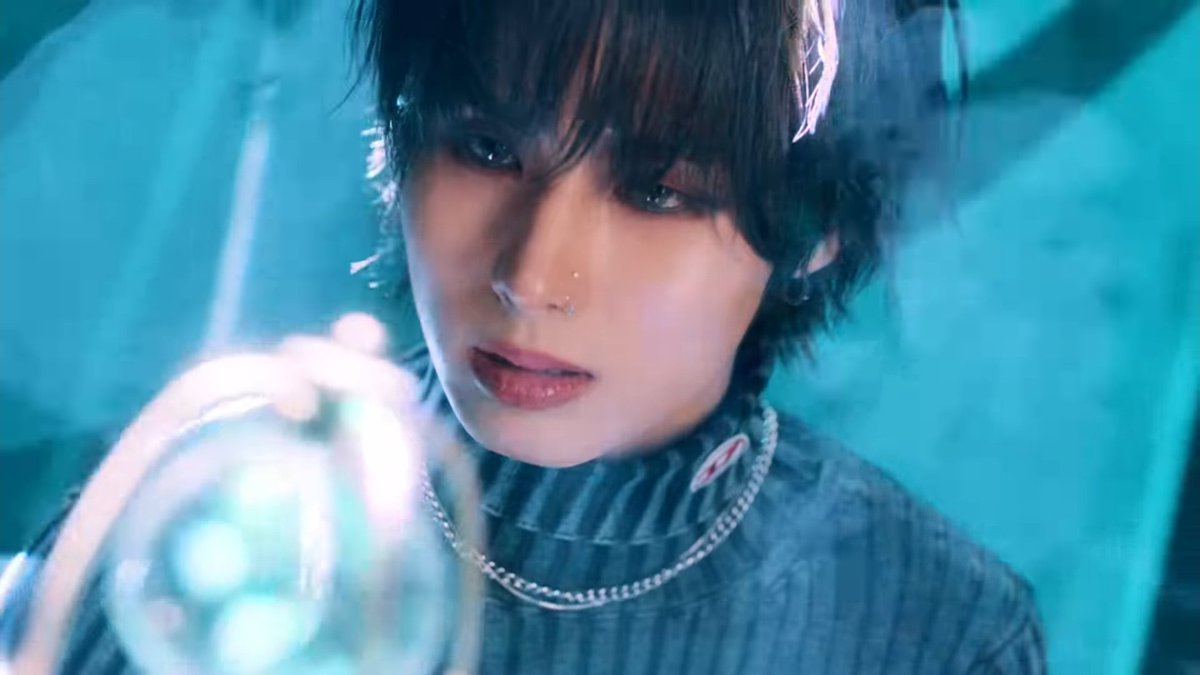 elasteezfiles's tweet image. they are communicating.....