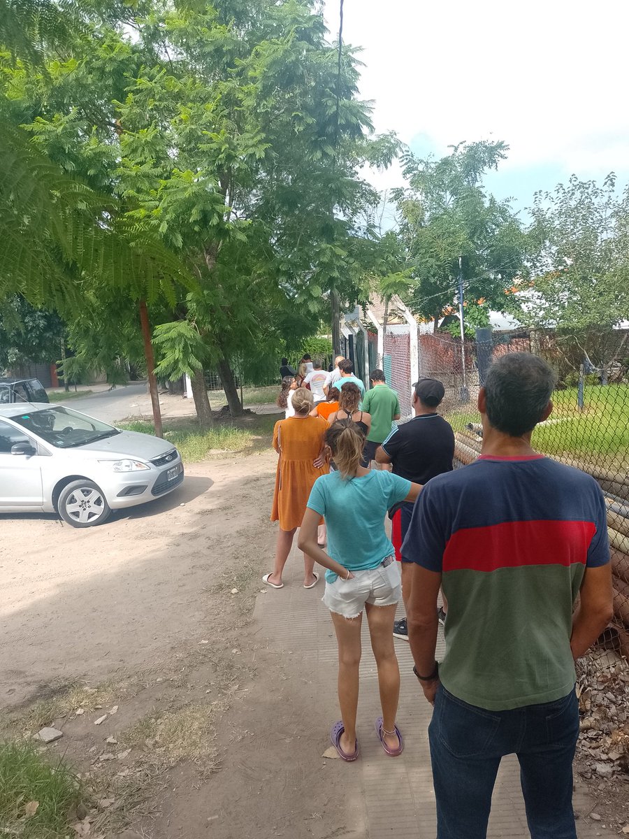 BellidoAgus's tweet photo. Gonnet, siglo XV. Desde hace mínimo 5 años los vecinos tienen que ir a buscar los bidones de agua que entrega @ABSAOficial todos los días. 
Hoy te dan uno por persona, a veces si tenés suerte cuatro. Alguien piensa solucionar esto en algún momento?
@Kicillofok @JulioGarro https://t.co/7OTOYAdKMd