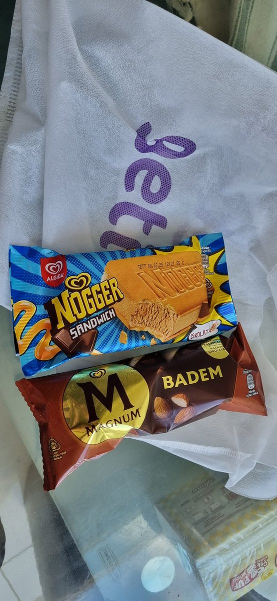 1.Migroshemen biri ambalajı patlak diğeri erimiş şekli bozulduktan sonra tekrar dondurulmuş,market poşetinin en altına atılarak getirilmiş. 2.Getir buz gibi,ayrı poşette ve özenle taşınmış. Dondurmanızı Getir'den alın. Migros hemen pişmanlıktır. #getir #getirbuyuk #AlgidaTurkiye