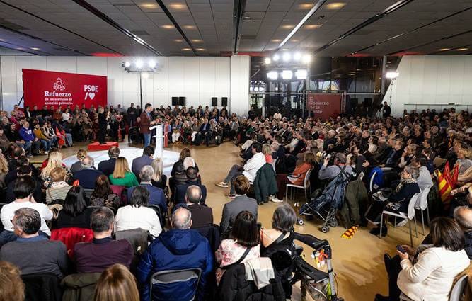 vox_es's tweet photo. A la izquierda, Pedro Sánchez congregó hace unos días a unas 700 personas en el hall del Palacio de Congresos de Zaragoza.

A la derecha, @Santi_ABASCAL desbordó ayer el aforo de su auditorio con más de 1.500 personas. Y muchas se tuvieron que quedar fuera. https://t.co/Uc47HDOu2p