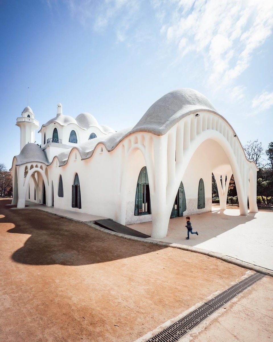 #Taldiacomavui de 1868 va néixer l'arquitecte modernista català Lluís Muncunill. Treballà tota la vida a Terrassa, omplint-la d'arquitectura industrial i on hi féu la reforma de la Masia Freixa (1905-08), una obra tan plàstica que sembla feta de xocolata blanca. | 📷 Ivan Bornes