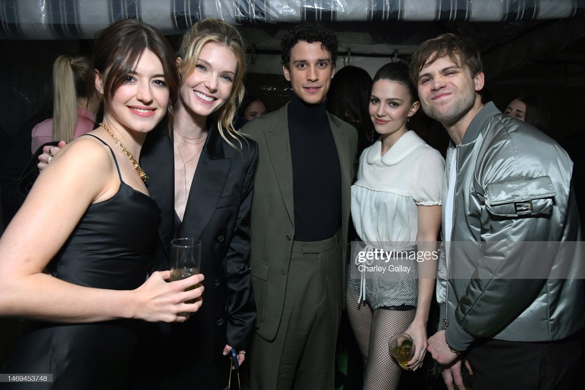 ehfilesmidia's tweet photo. 📸  Ella Hunt and Daisy Edgar-Jones with the cast of “The White Lotus” last night at the W Magazine's party in LA!

credits: gettyimages; https://t.co/ys8V6CJMnm