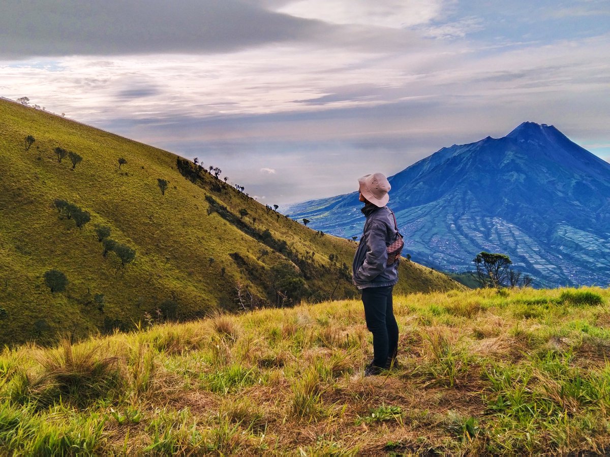 Pradyatama01's tweet photo. Jingga terbalut pekat asap di cakrawala, kadang pula siluetnya nampak memecah jutaan angkuh batuan di sebrang lautan https://t.co/Cd2gv0gFyi