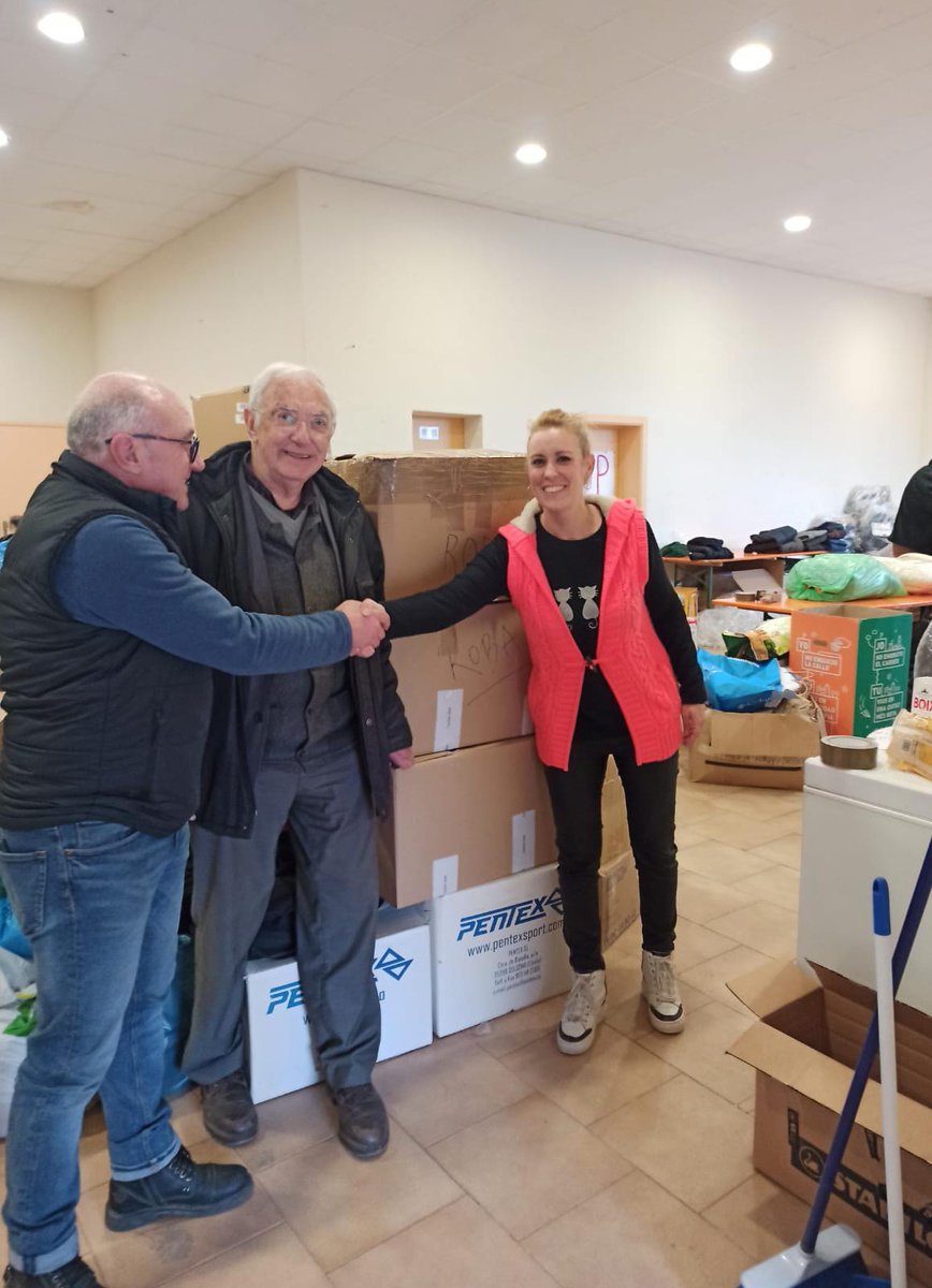 Aquests dies hem estat recollint roba d'abric pels afectats pel terratrèmol a Síria. L'activitat  s'ha dut a terme des de Geografia, el Projecte de reciclatge de  residu tèxtil i els alumnes d'Escola Ambaixadora. Gràcies a tots els que hi heu col·laborat.