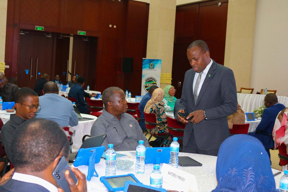 Msemaji Mkuu wa Serikali  Gerson Msigwa  akizungumza na Katibu Mkuu Wizara ya Mambo ya Ndani ya Nchi Kaspar K. Mmuya katika ukumbi wa JNICC  tarehe 25 Februari, 2023 Jijini Dar es Salaam walipohudhuria  katika kikao cha Kamati ya Kitaifa ya Sensa ya Watu na Makazi 2022.