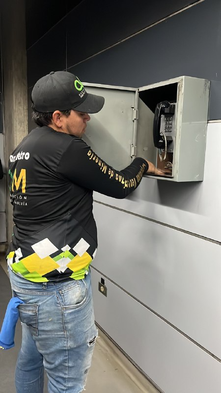 cvm_ve's tweet photo. #SomosCVM || Nuestros trabajadores siguen en estaciones Capuchinos y Maternidad del @metro_caracas, aplicando pintura en:

✅Paredes de cuarto de ventilación.
✅Cajetines de mangueras contra incendios y  teléfonos.

#25Feb 
#SancionesCriminales 
@delcyrodriguezv 
@NicolasMaduro https://t.co/7AFx2DGzP7
