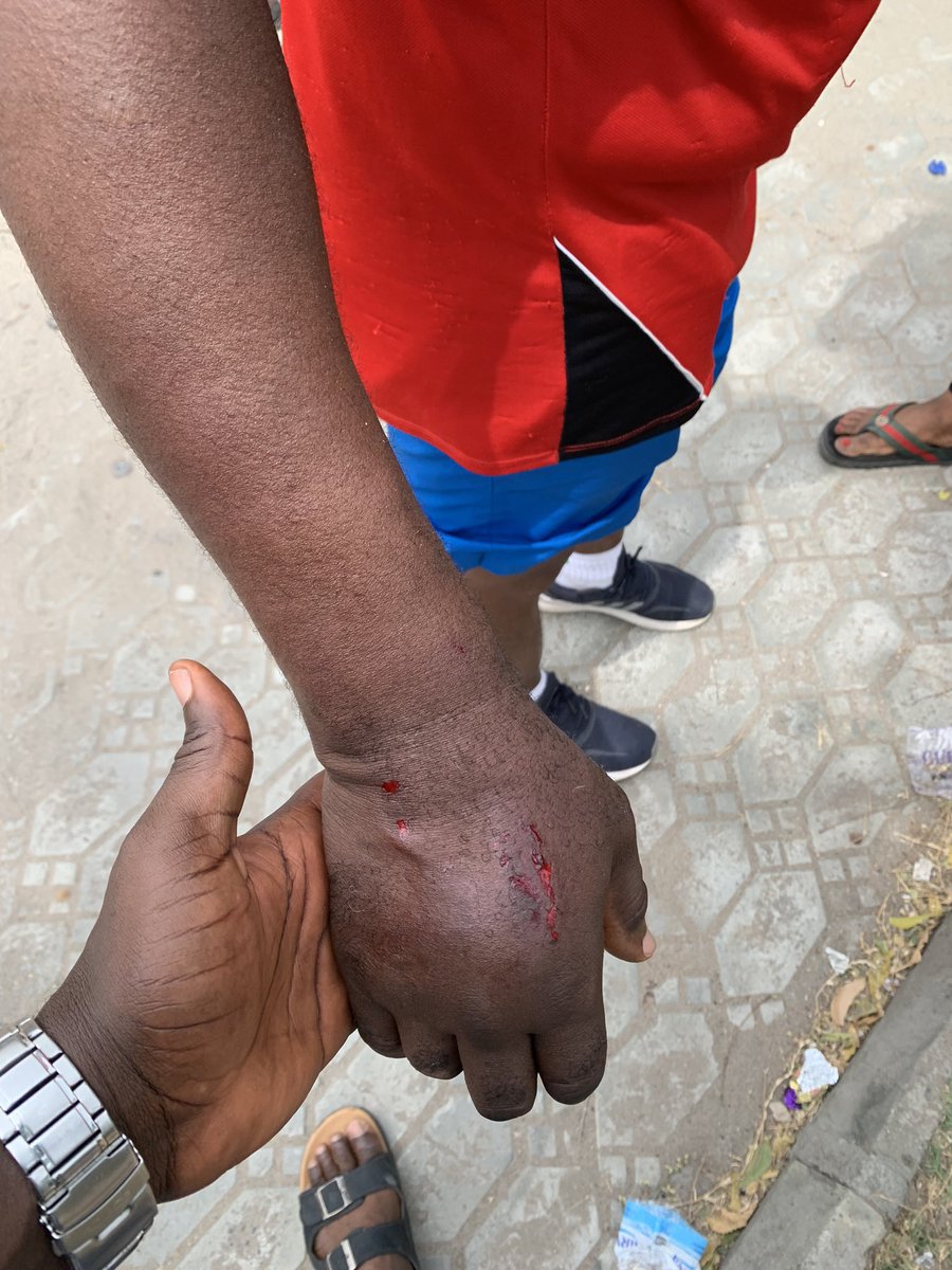 SavvyRinu's tweet photo. 2.07pm:

Thugs disrupts the voting process at Ikota Primary School, Oshodi, Lagos

#WatchSR #NigeriaElections2023 #SOSREX https://t.co/b8mmVVa63h
