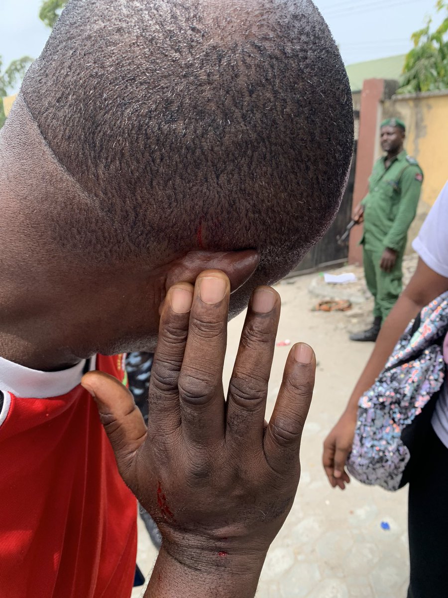SavvyRinu's tweet photo. 2.07pm:

Thugs disrupts the voting process at Ikota Primary School, Oshodi, Lagos

#WatchSR #NigeriaElections2023 #SOSREX https://t.co/b8mmVVa63h