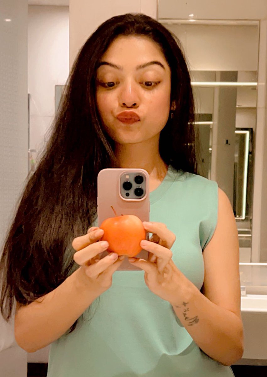 VarshaBollamma's tweet photo. Name this phone! 🤓 https://t.co/rxkQU2EPki