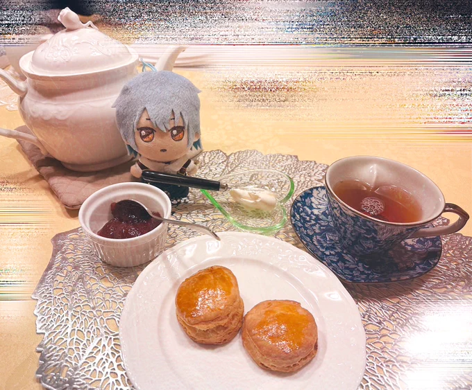 昼に焼いたスコーンで茶をしばいてる 