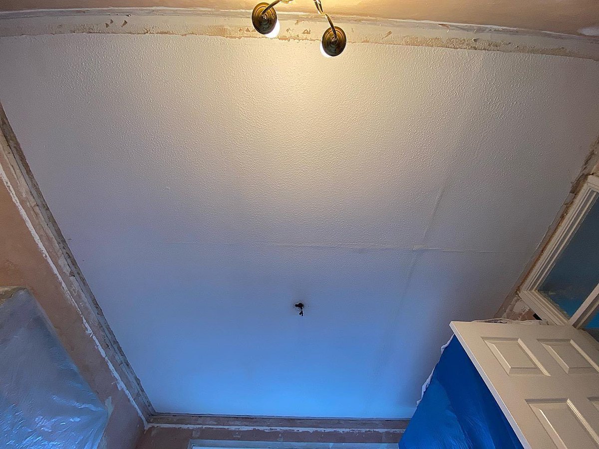 Penfold_P_S's tweet photo. Polystyrene coving removed then ceiling smooth plastered. Finished off with 90mm coving #saturday #plaster #coving #penfoldplasteringservices https://t.co/9CeTGlct1k