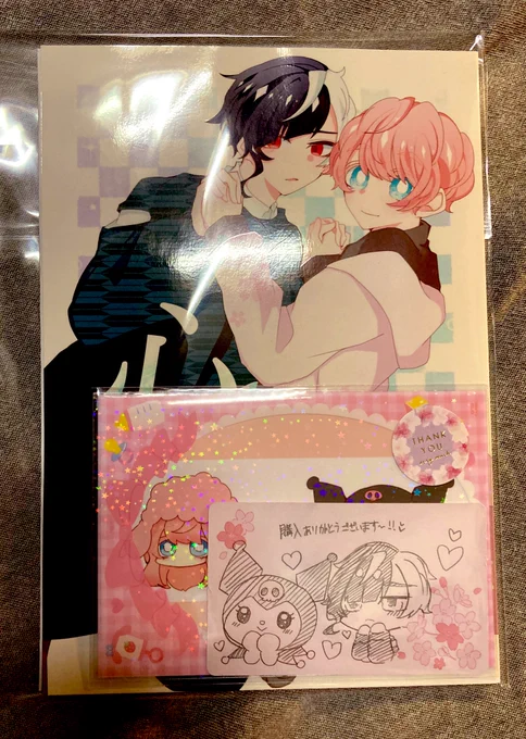 すき焼きさん(@sukij9oc )の御本が届きました〜!!!☺️💓✨メッセージカードもデコカードも可愛い、ピンクかわいい…本はキスシーンのたびに叫んでました、かわいい…背景細かくてすごい…愛を感じる… 