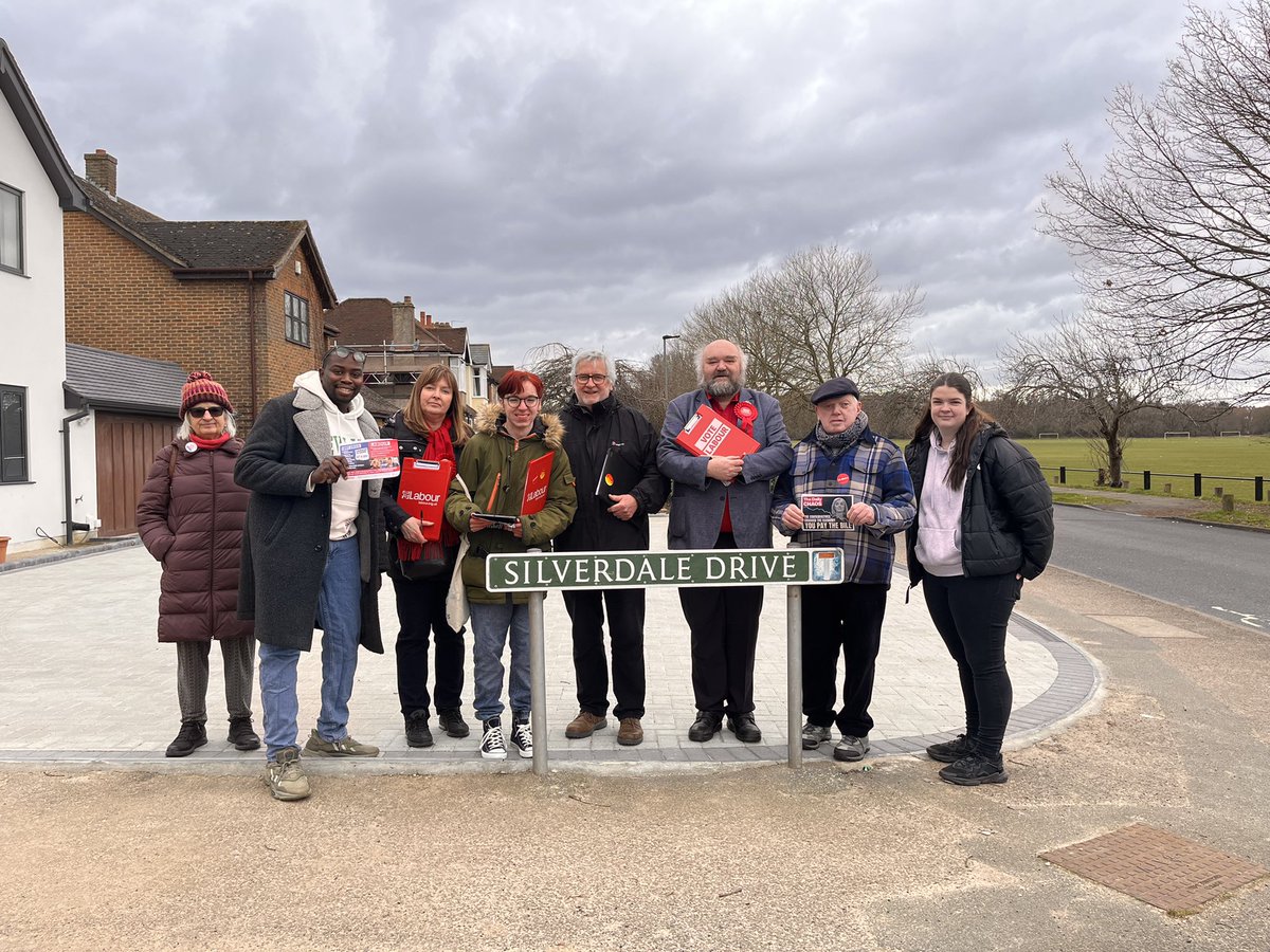 Great to be on the #Labourdoorstep speaking to local residents about @UKLabour’s plan to build an economy that works for working people. A great session with @bromleylabour & @CliveEfford, @AlisaIgoe, @KHJS2112, @Cllrjfahy, @SawhneyKartik & @TheBigHon. 🌹#VoteLabour🌹