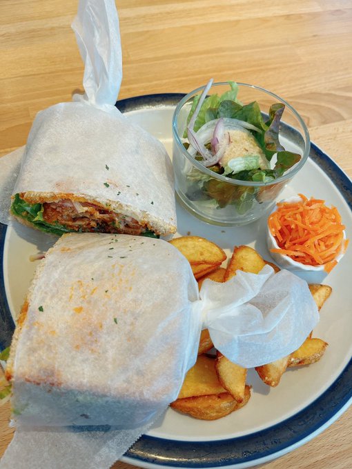 今日はまったりしたあとカフェ行ってきたよ☕️✨
サンドイッチってうまく食べれない('-`).。oO 