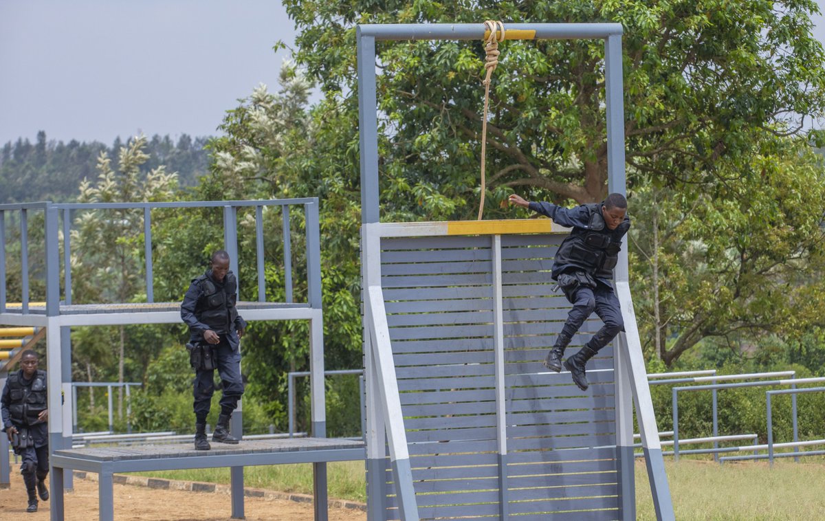 Rwandapolice's tweet photo. Umuhango wo gusoza icyiciro cya 18 cy’amahugurwa y’Abapolisi bato waranzwe n’imyiyerekano irimo kurasa, guca mu nzira z’inzitane n’imyitozo njya rugamba. https://t.co/O44o96YdCE