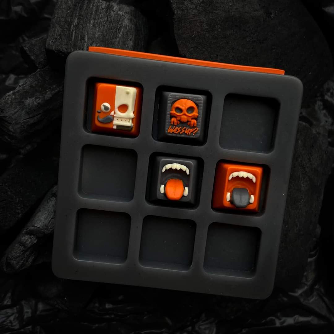 [BLANKEY] CARBON - FCFS 
forms.gle/Yqs7mTuUd3kEiF…
Open: 12:00 PM (GMT +7) FEB 25th, 2023
Close: 12:00 PM (GMT +7) FEB 27th, 2023
 - infor Artisan
     + Sculpt : The Maw - 2faces - Wassup - Tray
     + Colorway:CARBON
     + 100% Resin cast - Mx stem 
     + R1 Cherry Profile