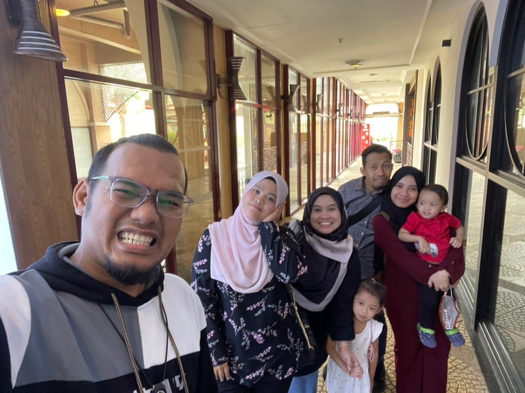 cikBJ's tweet photo. Pejam Celik Pejam Celik
Ehh ehh dah seminggu diorang ni berkomplot dgn husband ku.
Thankyou besties utk surprise birthday, hadiah, lunch treat, bowling &amp; karaoke session.
Till we meet again 🫶🏻 https://t.co/F5sUem7NXf