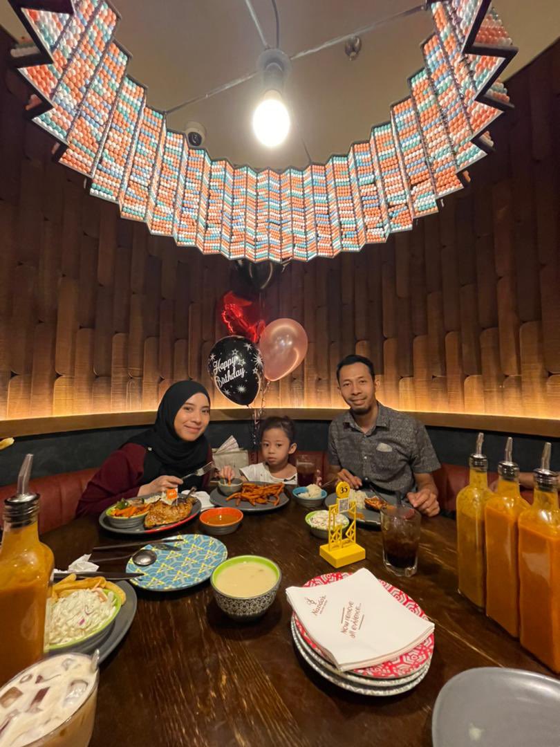 cikBJ's tweet photo. Pejam Celik Pejam Celik
Ehh ehh dah seminggu diorang ni berkomplot dgn husband ku.
Thankyou besties utk surprise birthday, hadiah, lunch treat, bowling &amp; karaoke session.
Till we meet again 🫶🏻 https://t.co/F5sUem7NXf