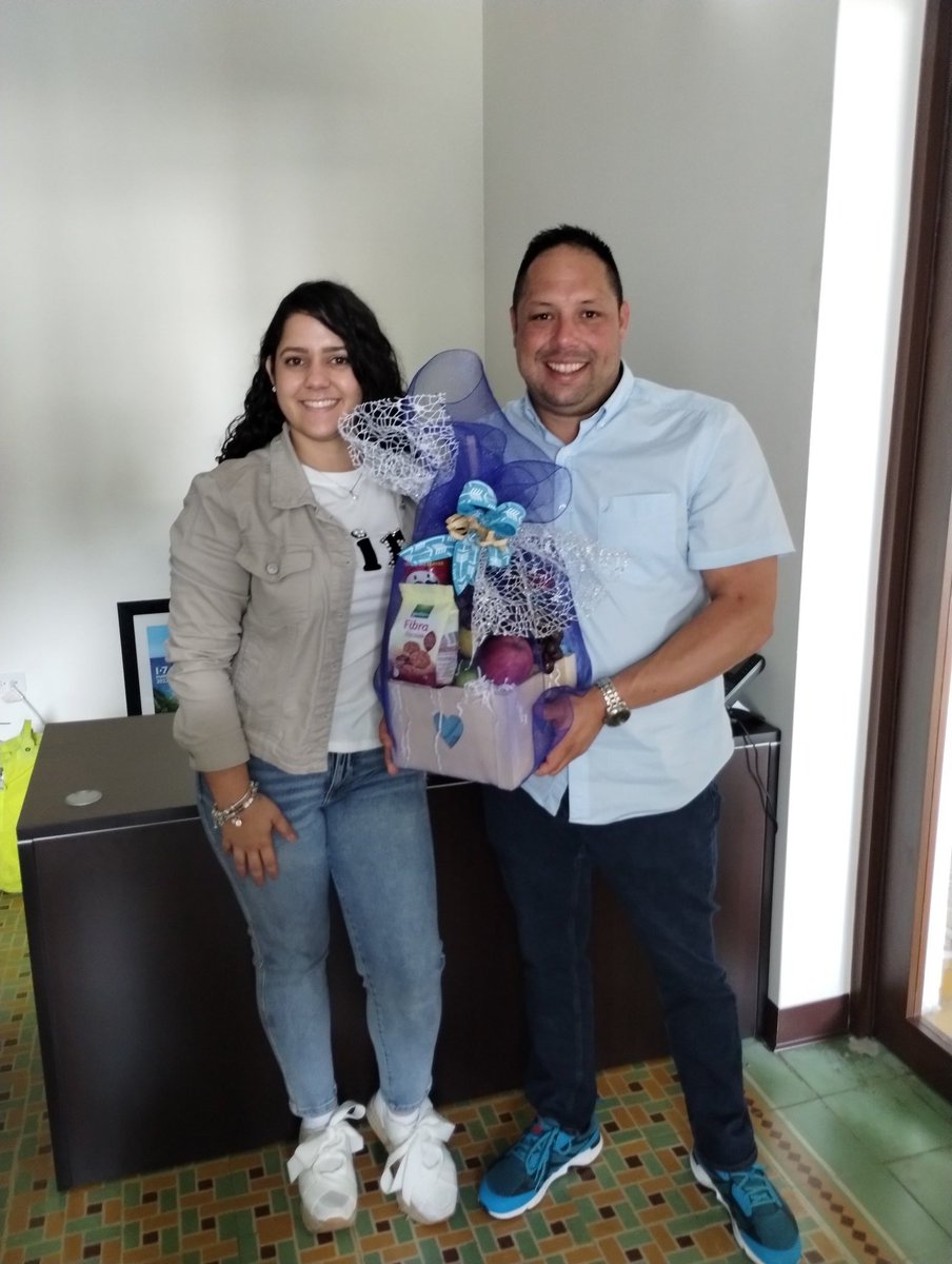 Agradecido siempre por el  Municipio de Utuado. Hoy recibo de parte del Alcalde <a href="/JorgePere2020/">Jorge Pérez Heredia</a> y la Primera Dama <a href="/KeishaMarie9/">Keisha Gonzalez</a>  un obsequio por motivo de la celebración de la Semana de la Policía de PR. Orgulloso ser parte de esta administración. Gracias por la confianza; gracias