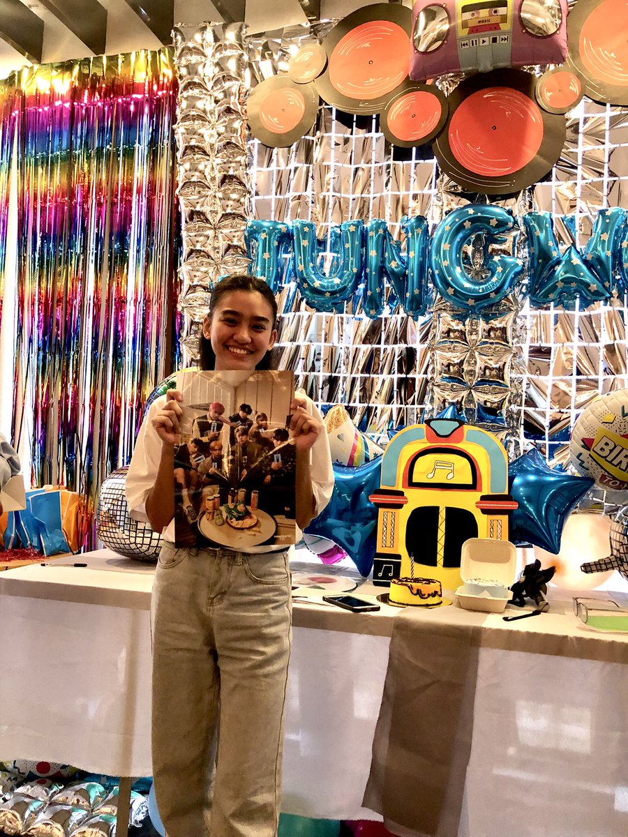 MaletaNiHoon's tweet photo. Met some irl’s and new friends! 🫶🏻 Lucky table 🙈 &amp; lucky friends @GedyGed_ @nrikicollects #DCURB https://t.co/jJysLlEujE