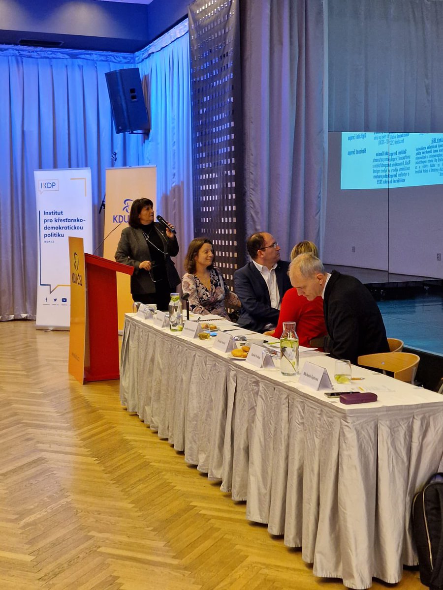 msojdrova's tweet photo. Dnes v Praze debatujeme nad výzvami vzdělávací politiky v rámci Strategie lidovecké politiky 2030+. Díky @MarekVyborny, @dan_prokop, @KatkaKonradova i všem dalším účastníkům za podnětnou diskusi a @kducsl a @IKDP_cz za organizaci! https://t.co/R3pjvcBLOI