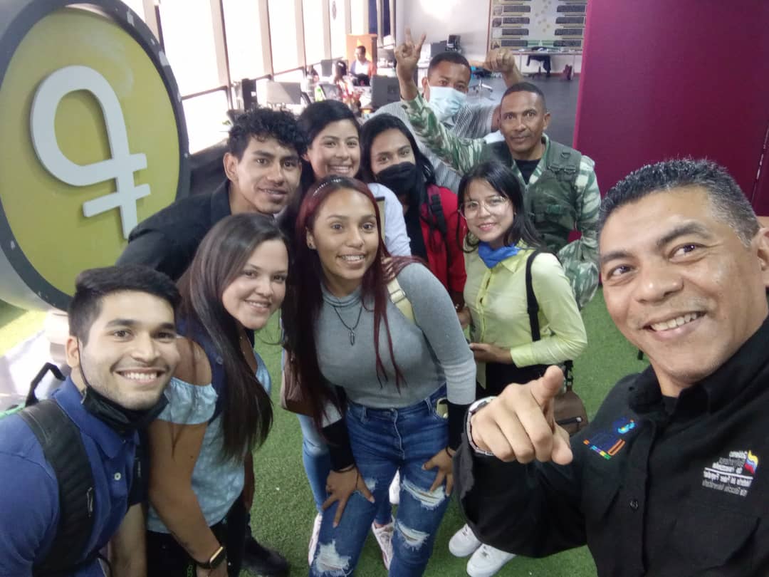 tropa_uneti17's tweet photo. La brigada de generación de contenido y redes sociales sede Sartenejas UNETI del Edo.Bolivariano de Miranda en sede Rectorado en la Hoyada Caracas,para diseñar estrategias de marketing politico en vispera de la reeleccion  @NicolasMaduro @HectoRodriguez #SancionesCriminales https://t.co/CJM8sTeUEa