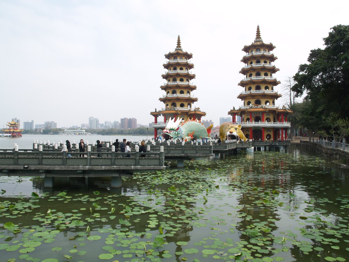 wmparker's tweet photo. Went around Lotus Pond today, tried to find something that didn't have a touristy feel, couldn't really find what I was looking for today. #高雄 #Kaohsiung #WMPOLYMPUS https://t.co/2IC2HHhzMe