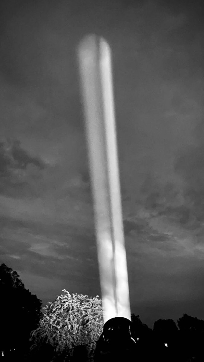 cjayres11's tweet photo. Today’s photo memory
Search light in the Buckingham night sky.
@WeHaveWaysPod festival 2022
#photooftheday #photo #memory #photography #history #chefontour
#ic #wehaveways #SWW #Festival #blackandwhite #Saturday #beam #Saturdaythoughts #light #farm #blackpit #SaturdayVibes https://t.co/9bD5mYC6Jx