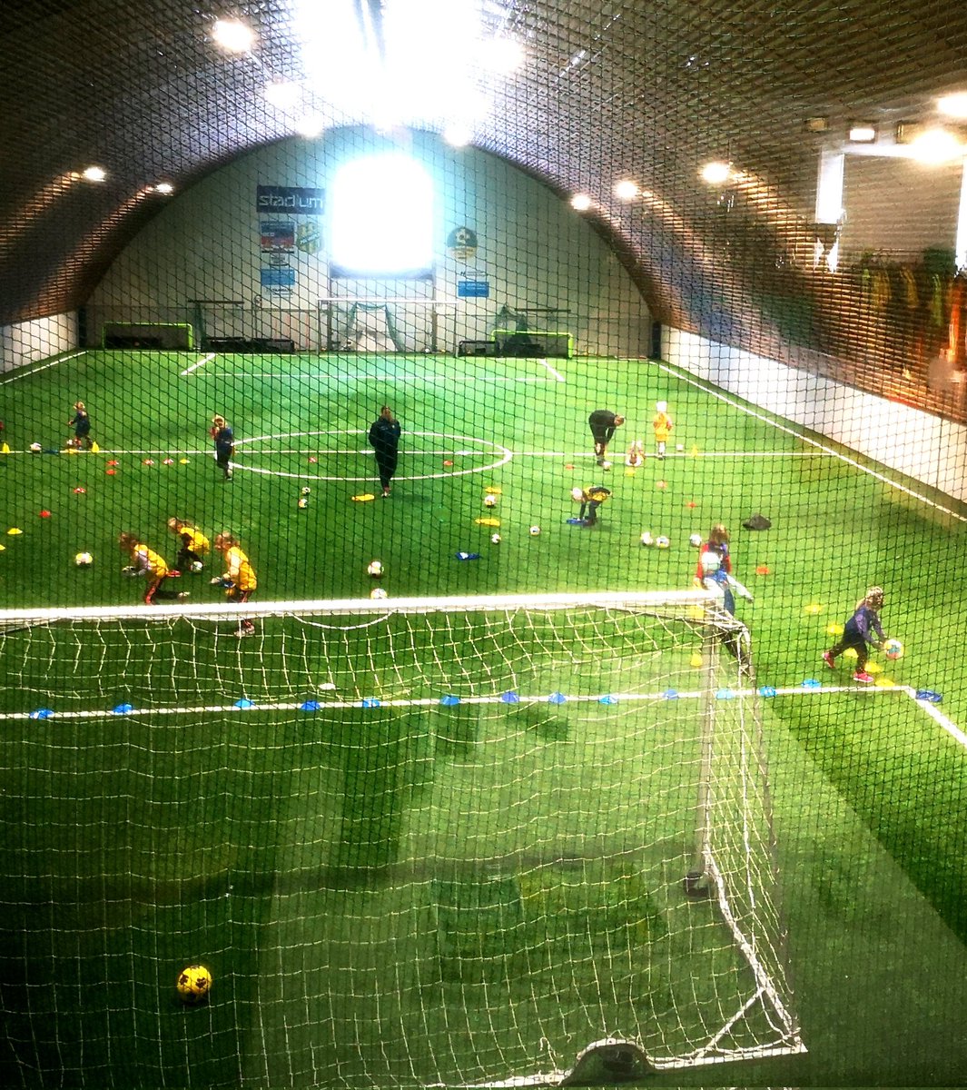 SPL_Pohjoinen's tweet photo. Empun vierailu tutustuun HauPan UEFA Playmakers tapahtumaan sekä seuran UEFA C koulutukseen, jota seuran poikien valmennusvastaava Kari Puranen oli pitämässä. Hienoa HauPa 🤜🤛 Playmakers ohjaajien Inka Lämsän ja Aada Oksasen haastattelu tästä linkistä 
https://t.co/f5DuwtrbYS https://t.co/ugRfsJVvth