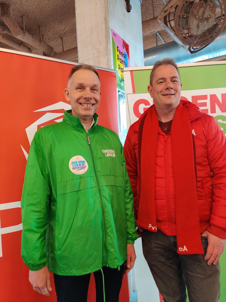 BREKEND:
#Verkiezingsmanifest ‘Groen, Sociaal, Samen’ zojuist gepresenteerd in Overvecht. Ondertekend door beide lijsttrekkers <a href="/HuibvanEssen/">Huib van Essen</a> en <a href="/Hans_Adriani/">Hans Adriani</a> #PS2023 #verkiezingen15maart <a href="/PvdAUtrechtPS/">PvdA Provincie Utrecht</a>
