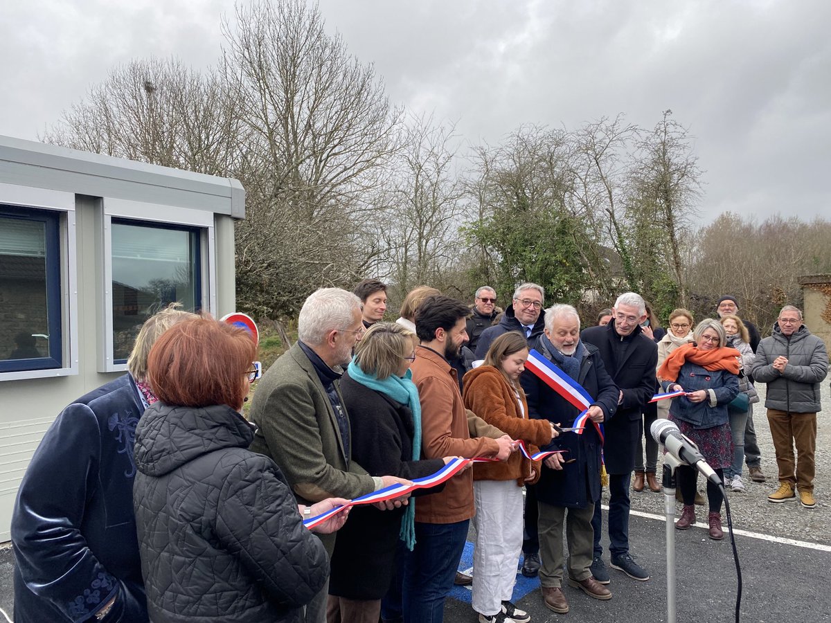 Inauguration du centre médical à Ajain en Creuse, créé par Médecins Solidaires , association que nous avons la joie d’avoir fondée avec Martial Jardel. Une belle innovation collective possible grâce à l’énergie de tous, pour nos villages. Des médecins vraiment formidables !