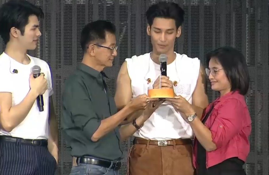 sweet_apo's tweet photo. Po must be the happiest person to celebrate his birthday with his parents and his lover beside him🎂💚💛

@milephakphum;@Nnattawin1
#milephakphum #Nnattawin 
#TheLastKinnPorsche https://t.co/nufgaULWb3