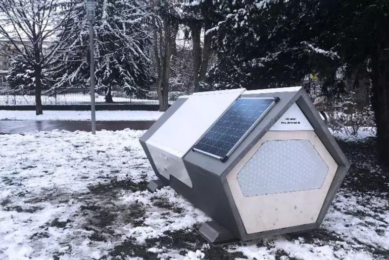 Lencyclopediste's tweet photo. Ulm, une ville d'Allemagne, dispose de cabines de couchage situées dans et autour de la ville pour les sans-abri. Lorsque l'un d'entre eux est activé, un travailleur social lui rend visite le matin pour vérifier qu'il va bien. https://t.co/RzrBRT8sHQ