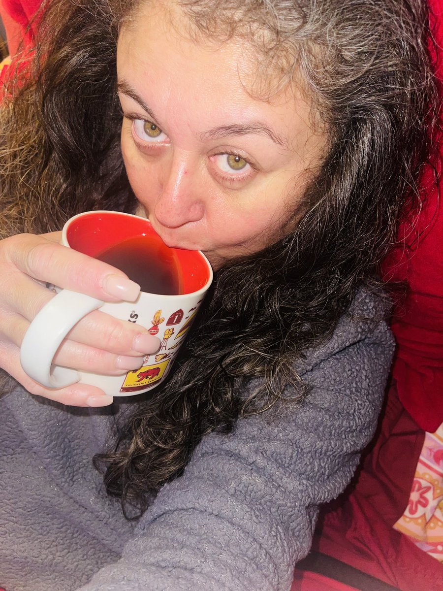ErikaMJimenez's tweet photo. I’m not the only one who wakes up early just to grab the last piece of pie, drink some coffee AND take a selfie, no makeup, hair a mess…right? 💚💚💚☕️☕️☕️🥧🥧🥧🤳🤳🤳 #goodmorningloves #Saturdaythoughts https://t.co/sGw1fB2kGx