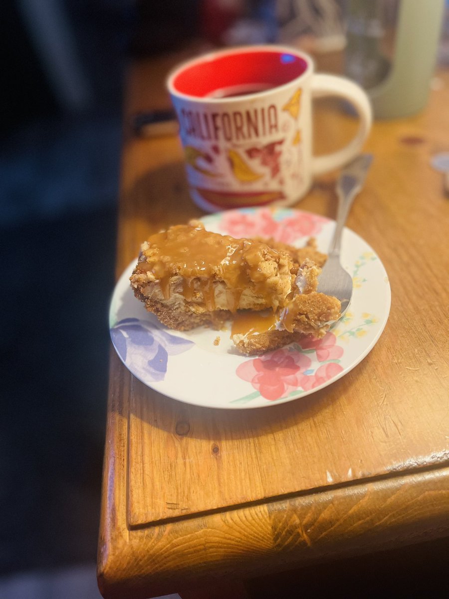 ErikaMJimenez's tweet photo. I’m not the only one who wakes up early just to grab the last piece of pie, drink some coffee AND take a selfie, no makeup, hair a mess…right? 💚💚💚☕️☕️☕️🥧🥧🥧🤳🤳🤳 #goodmorningloves #Saturdaythoughts https://t.co/sGw1fB2kGx