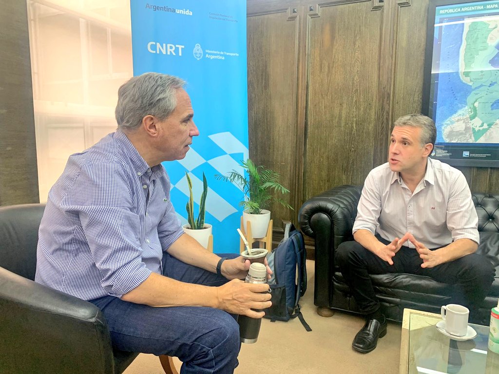 joserarteaga's tweet photo. Ayer, junto al nuevo delegado de Rosario @catrielvillegas, evaluamos los controles en la temporada y trabajamos en la planificación de los operativos por #CosechaSegura en la región.
#ControlDeTransporte https://t.co/wqALjuAn8m
