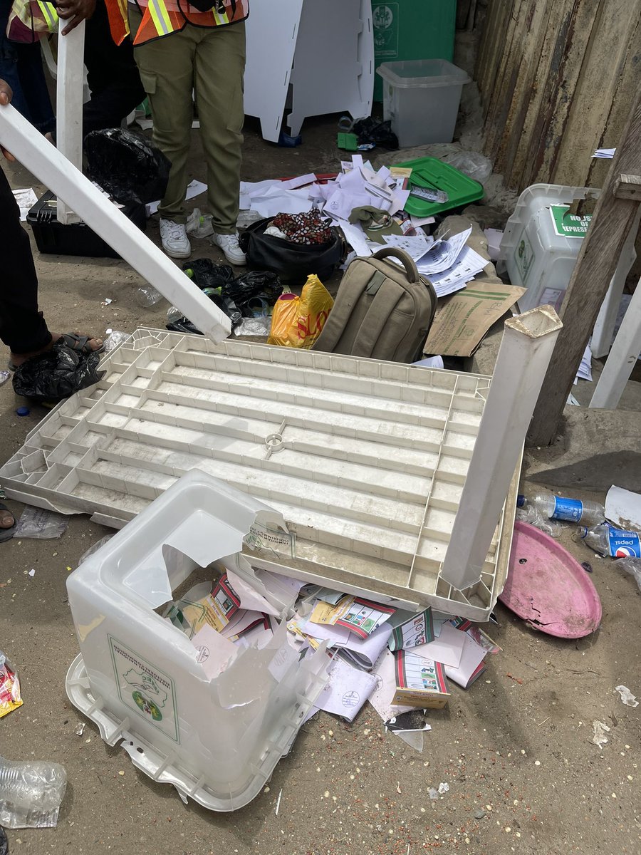 JosephOnuorah's tweet photo. APC thugs have smashed ballot boxes, destroyed ballot papers in Igbokusu near Jakande and Ikate Lekki Lagos state!!! 

Tinubu is a COWARD. Such a shame that he knows Lagosians do not want him. 

Army came a bit late but they are now protecting one unit. https://t.co/EbMEZNwbmC