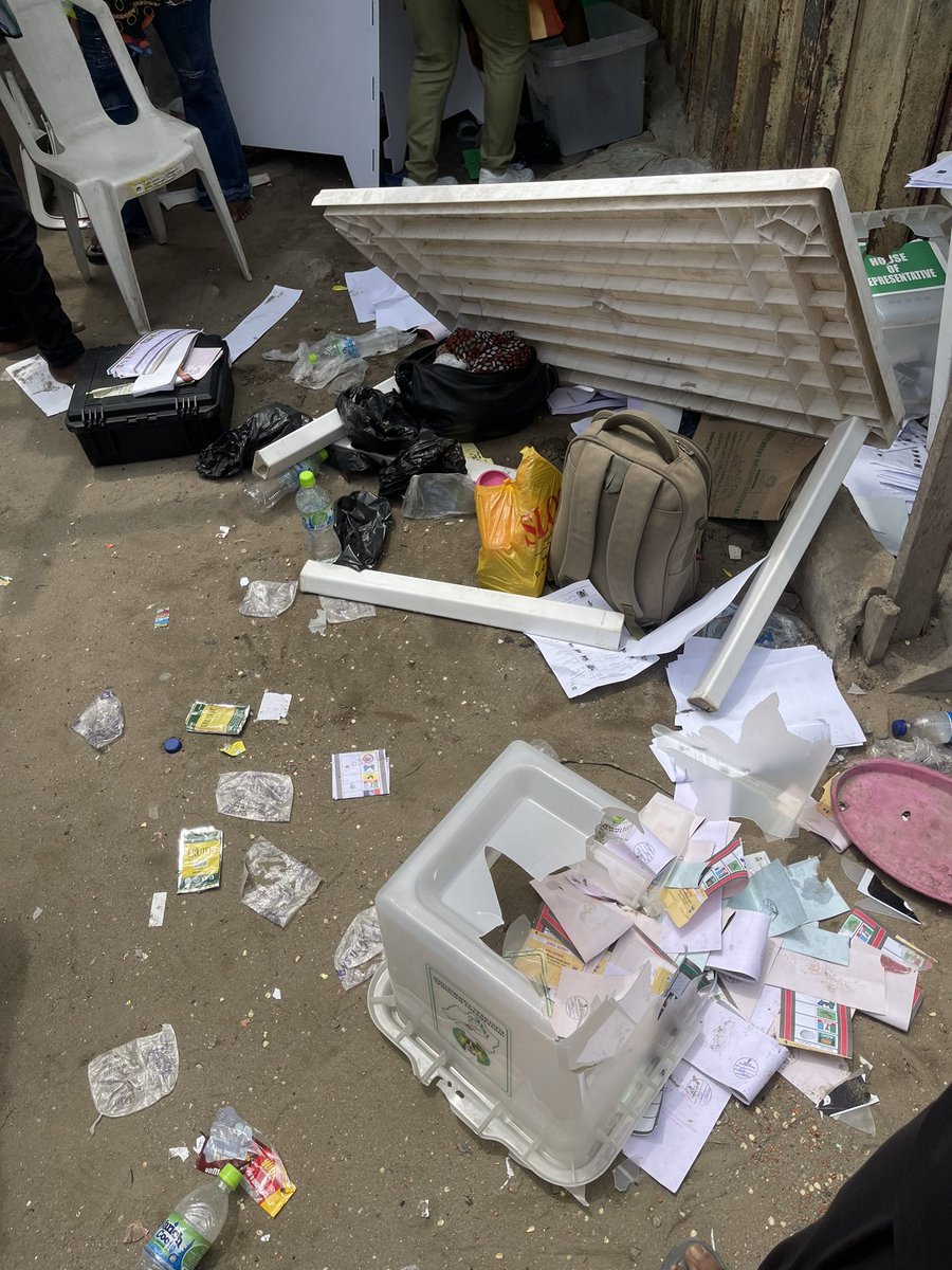 JosephOnuorah's tweet photo. APC thugs have smashed ballot boxes, destroyed ballot papers in Igbokusu near Jakande and Ikate Lekki Lagos state!!! 

Tinubu is a COWARD. Such a shame that he knows Lagosians do not want him. 

Army came a bit late but they are now protecting one unit. https://t.co/EbMEZNwbmC
