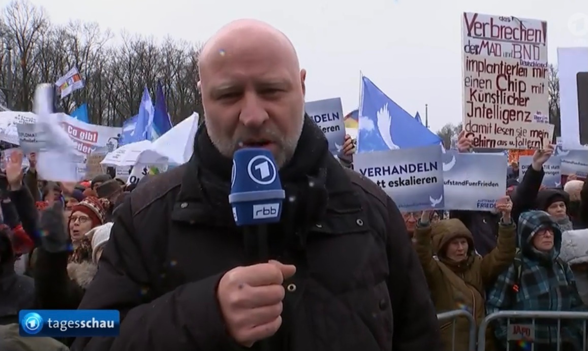 BerlinVic's tweet image. Was sind das eigentlich für Menschen, die #Wagenknecht und #Schwarzer, hinter sich wissen?

Ahh… #Impfgegner, Chip-Verschwörungsfans, verstehe.

#StandWithUkraine