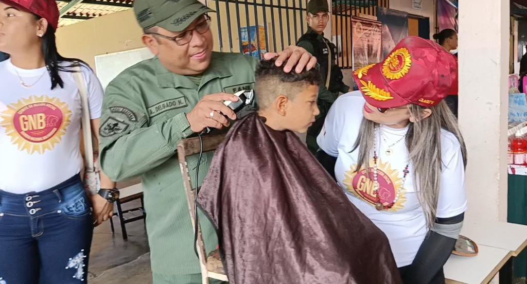 dhernandezlarez's tweet photo. #FANB en el territorio Delta Amacuro brindado apoyo en jornadas de atención social! Porque somos el verdadero Pueblo, junto al Pueblo. https://t.co/2eSzBMFyeC