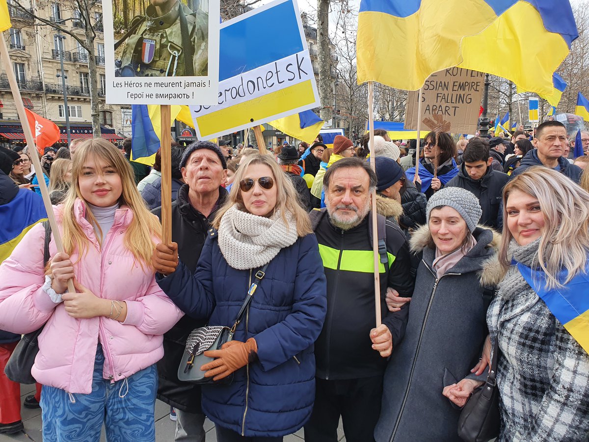 ArtistesUkraine's tweet photo. Avec la famille de Natalia, réfugiée du Donbass, ce samedi 25 février Place de la République à Paris  pour marquer un bien triste anniversaire 
@Ukraine https://t.co/iGBSnOql03