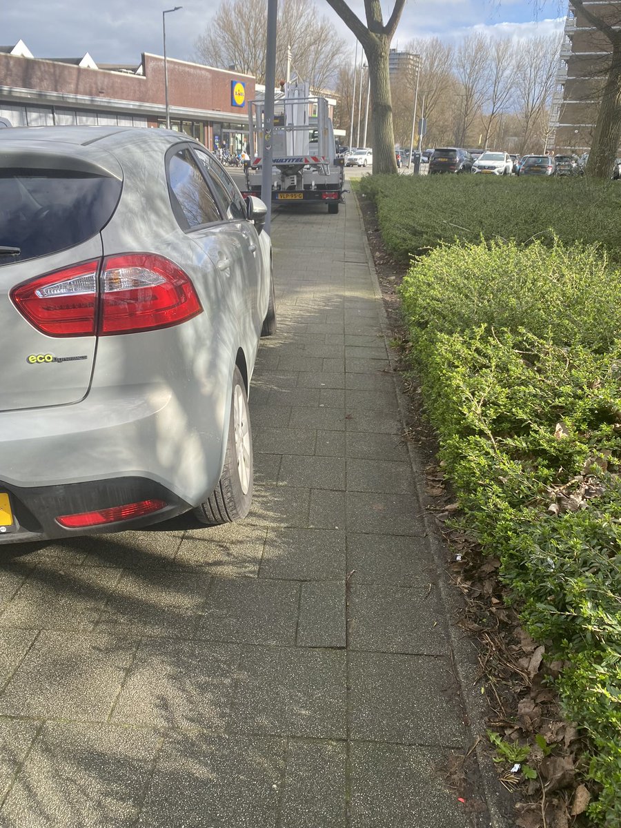 <a href="/Stadsbeheer010/">Stadsbeheer010</a> Trottoir wordtregelmatig geblokkeerd #NielsBohrplaats Rotterdam. Geen doorgang voor scootmobiel en rollator.