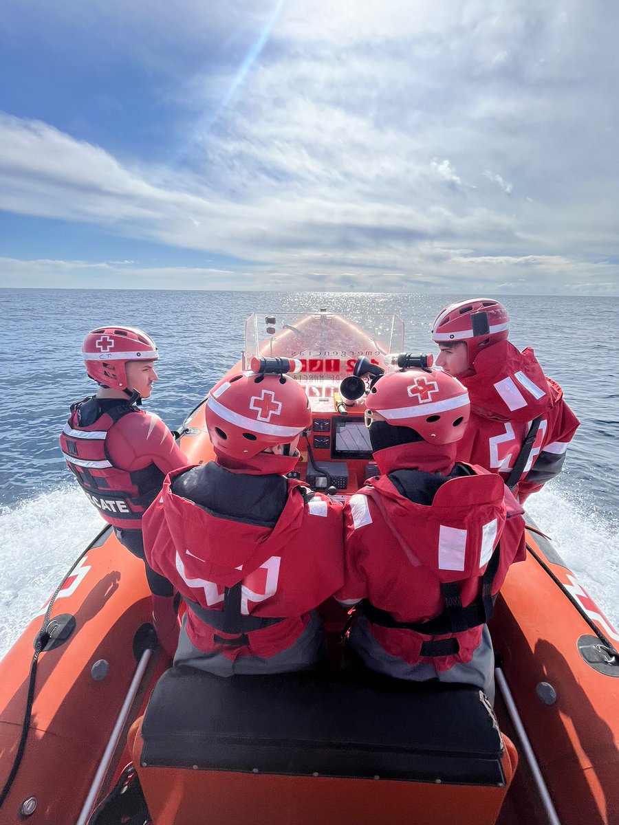 CruzRojaRMurcia's tweet photo. Formación continuada #BasedeMar, la #LSAtenea realiza ejercicios de búsqueda con un padrón #SAR en aguas de #Cartagena. La comunicaciones por vhf son la seguridad garantizada para una correcta coordinación con el control de trafico marítimo dentro de la RADA @CRE_Emergencias https://t.co/XnMe1jU9nb